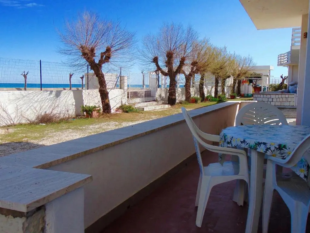 M263 - Marcelli, trilocale con portico fronte mare
