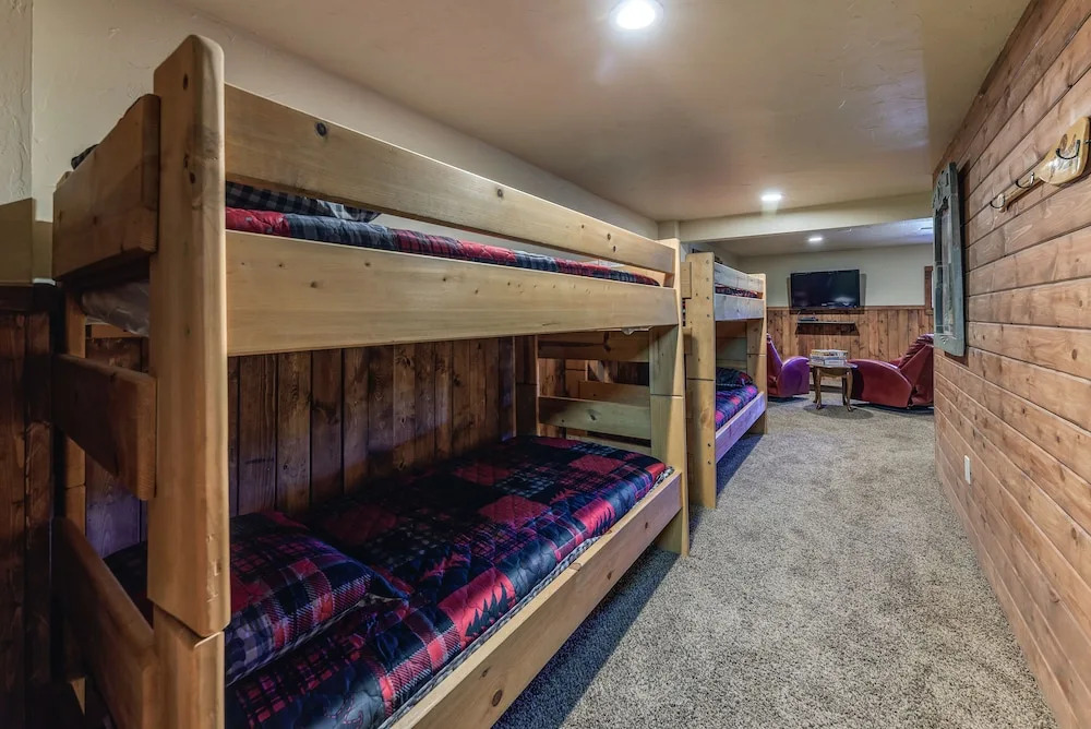 Well-appointed Alto Cabin w/ Fire Pit & Pool Table