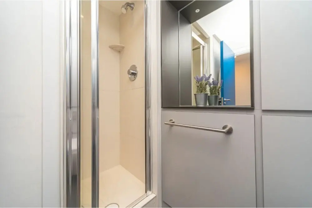 JOIVY Affordable 3,4,5 and 12 bed private flats next to Royal Mile