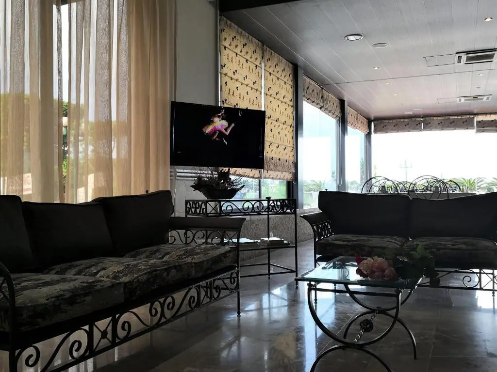 Holiday Suites Hotel & Beach Resort