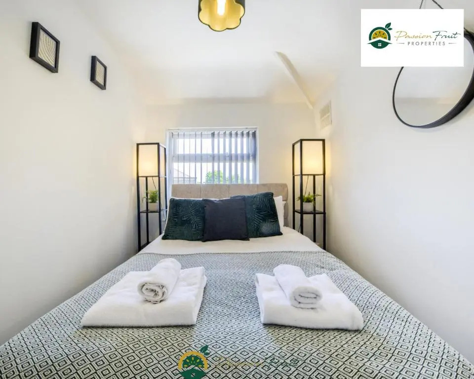 3 Bedroom Coventry House By Passionfruitproperties with Free Wi-fi, Large Garden and Driveway - 52NRC