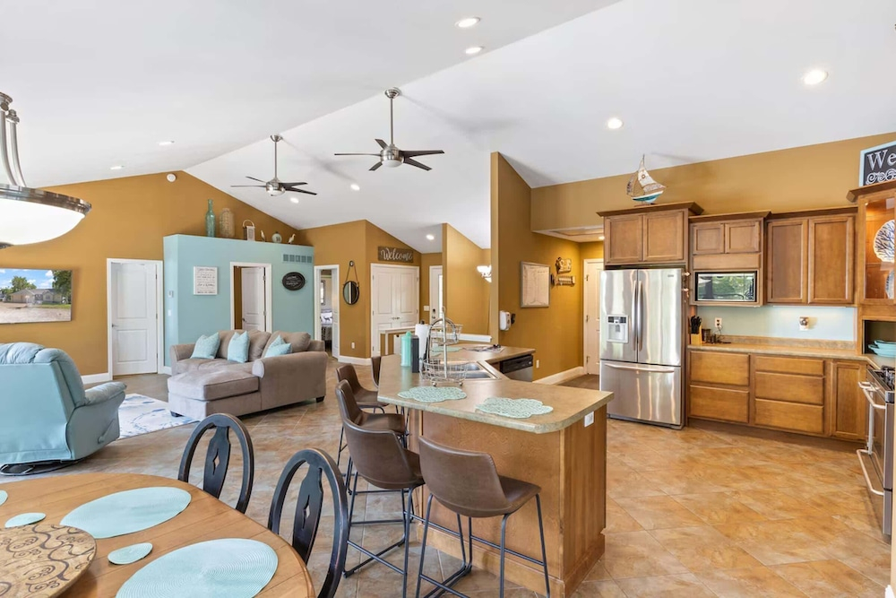 Eagle Ridge Retreat - Dock, Hot Tub & Game Room