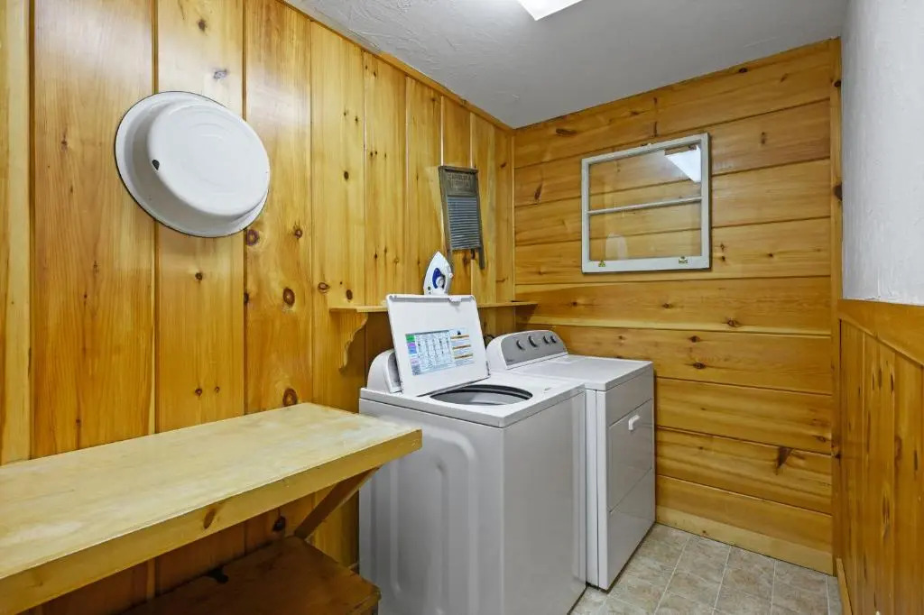 A Wolf's Den Gatlinburg