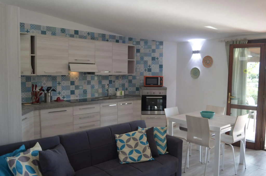 Seafront house in Porto Taverna, independent and 100 meters from the beach with a beautiful view of-Casa Porto Taverna