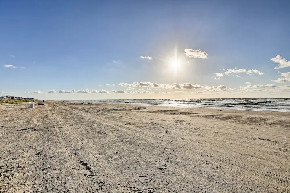 Ocean-view Beach House in Galveston, Dogs Welcome!