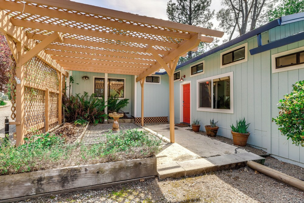 Pool & Deck: Wine Country Hideaway in Middletown!