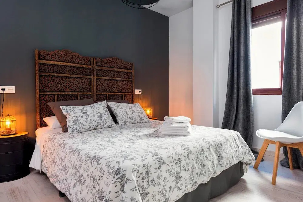 Cozy 1 BD Apartment in Perfect Location Albareda II