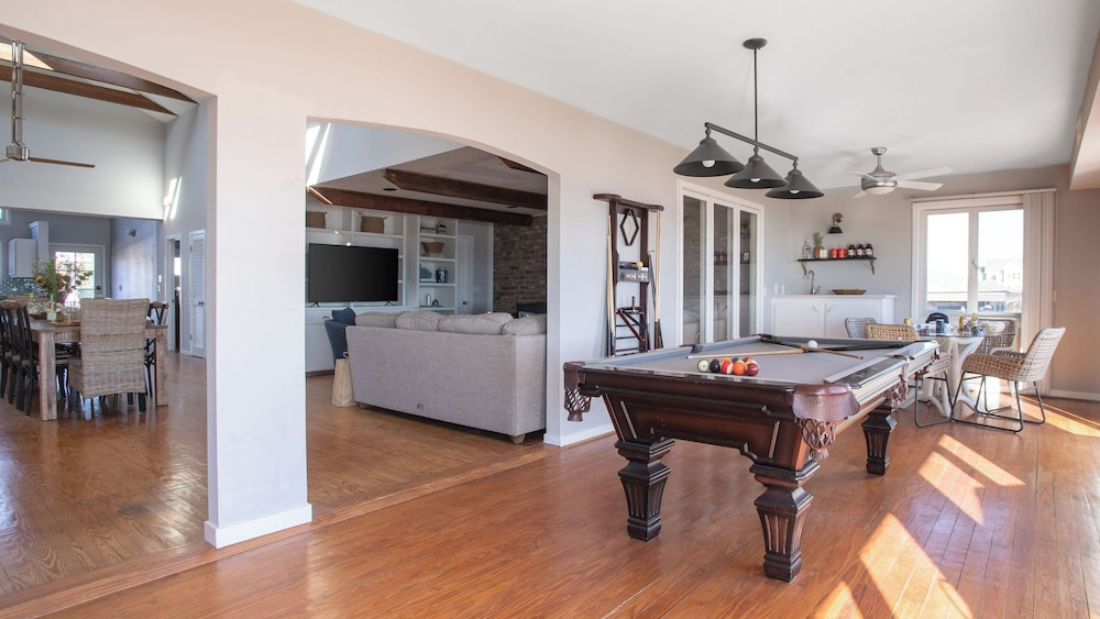 Lighthouse by Avantstay Beachfront View Home w/ Pool Table & Ping Pong