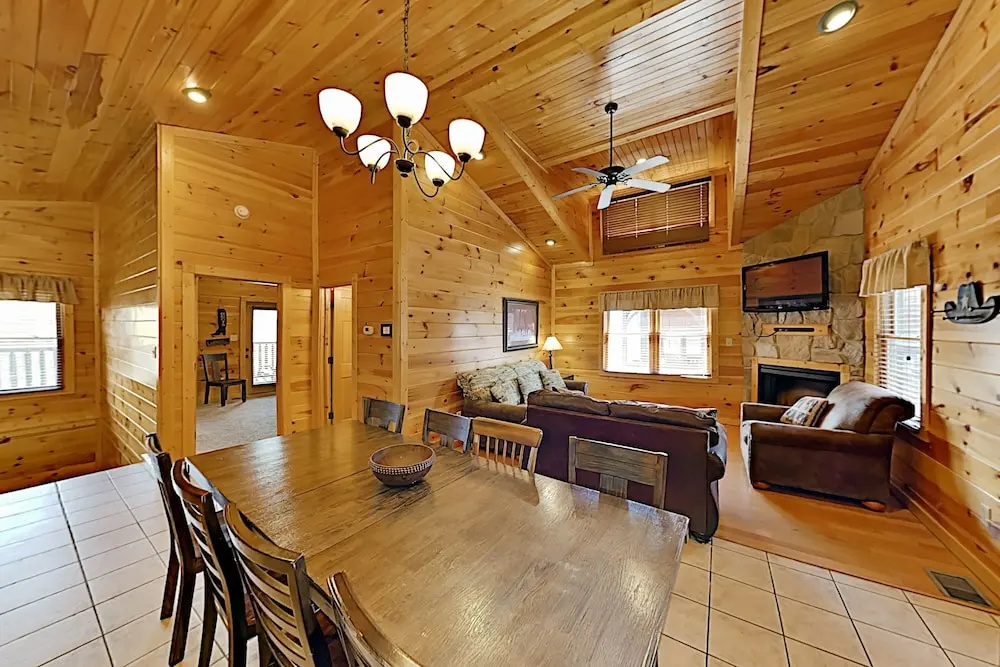Gatlinburg Falls W/ Hot Tub & Big Views! 2 Bedroom Cabin