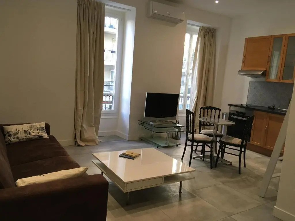 Heart of Nice Harboor cosy and central