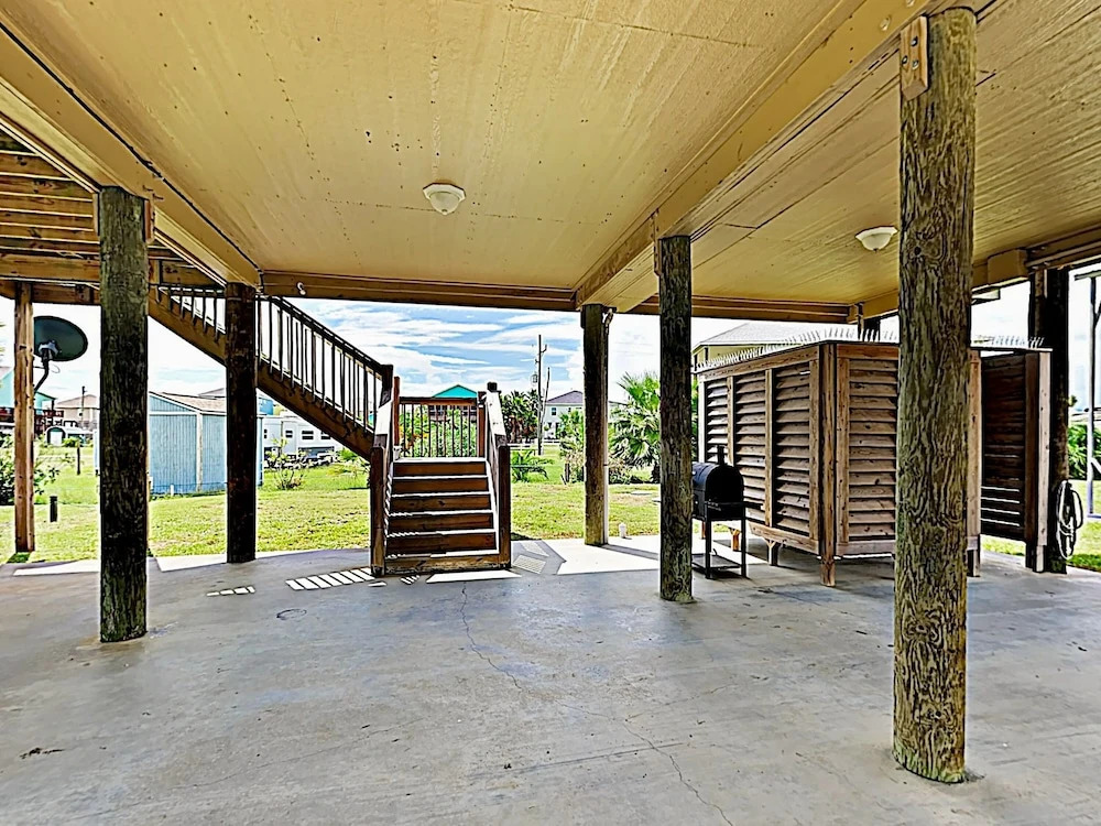 New Listing! Beachside - Walk To Waves 3 Bedroom Home
