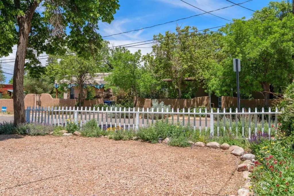 Casa O'keeffe - Five-minute Walk to The Plaza, Quiet Neighborhood, Comfort and Convenience