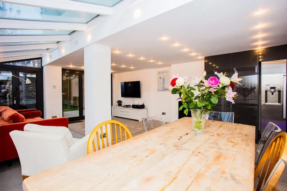 5 Bedroom Home in West London