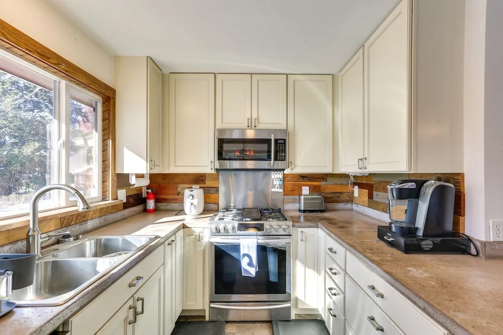 7 Mi to Downtown Denver: Lakewood Gem w/ Deck!