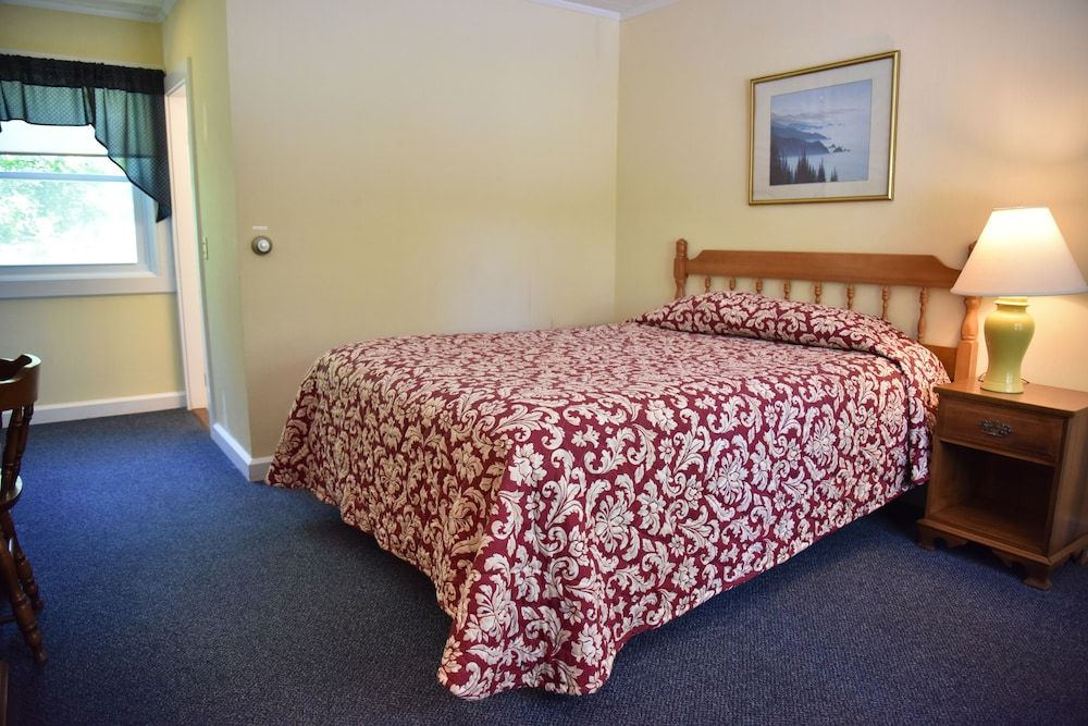Acadia Pines Motel