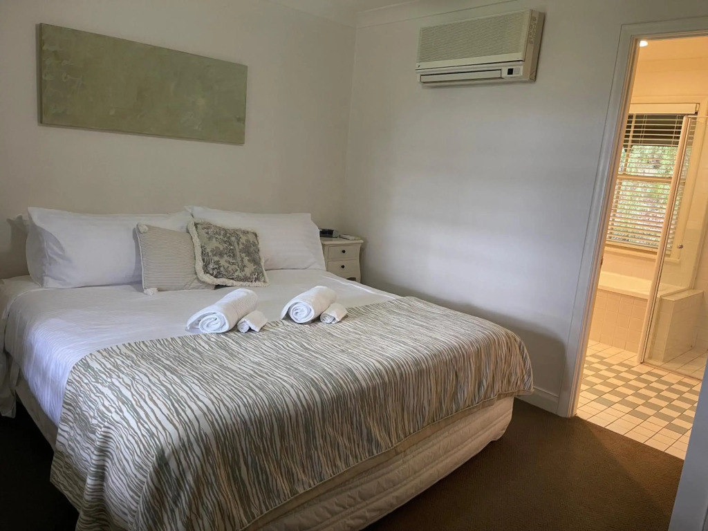 Villa Provincial Cypress Lakes Resort - 2 Bedrooms, 2 Private Ensuites, KING or SINGLE BEDS