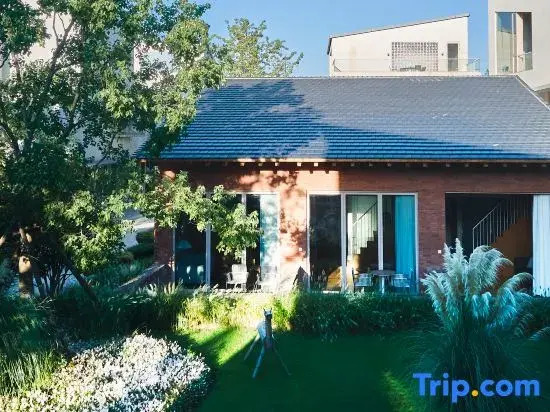 Stray Birds Resort
