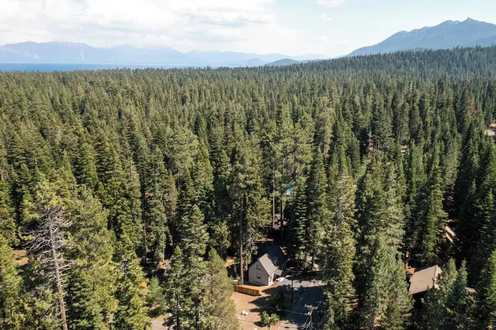 Sweet Pine Deck + Hot Tub, Cozy Modern Interior Close to Ski Resort!
