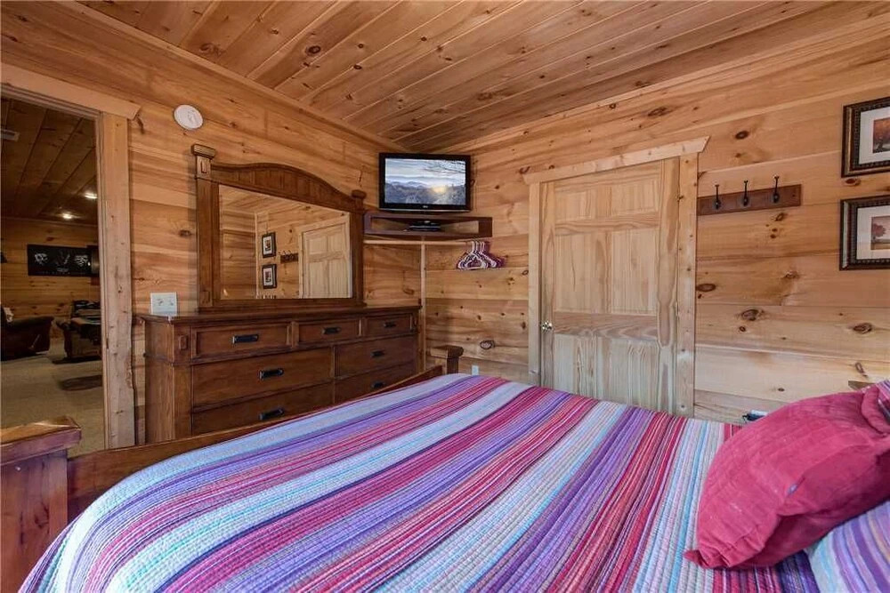 Bear Pause 4 Bedroom Home with Hot Tub