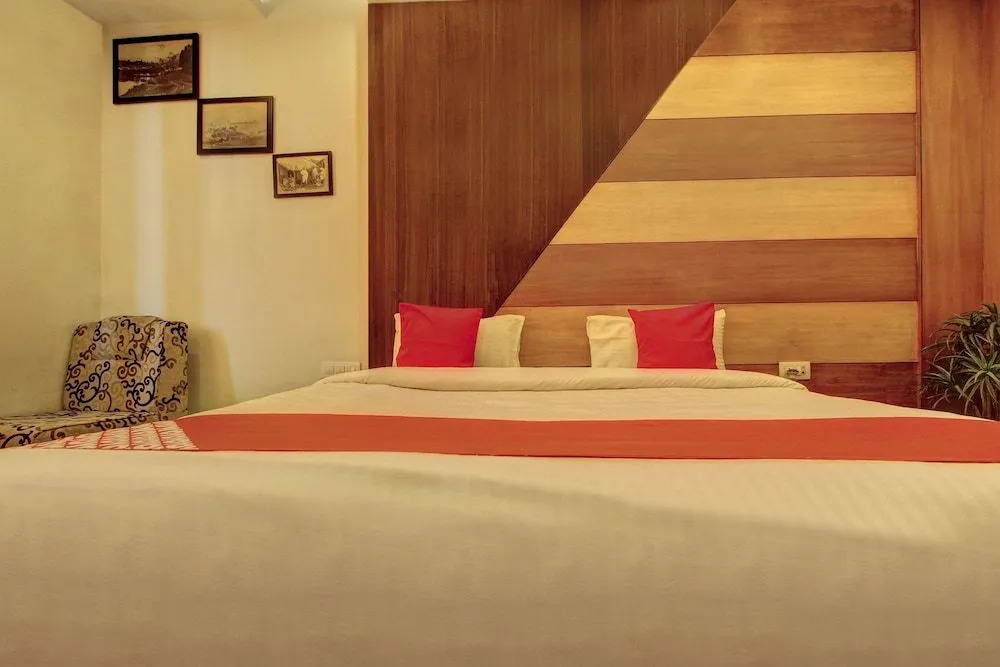 OYO 24825 Hotel Sholas Residency