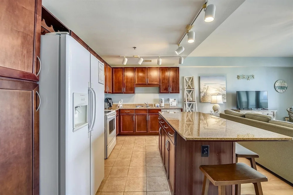 Laketown Wharf 1003, Gulf View, Sleeps 6. Free Fun! Updated! 1 Bedroom Condo by RedAwning