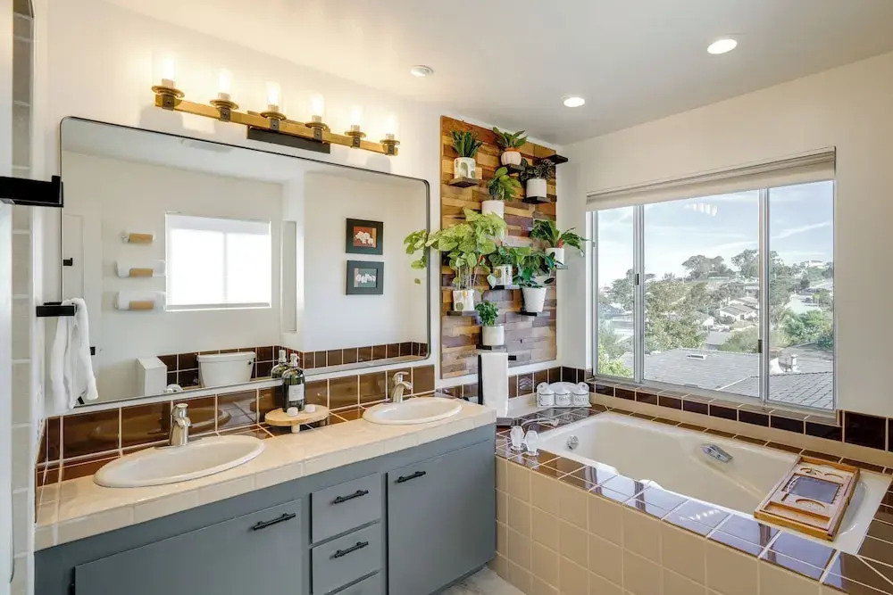 Seaside Home w/ Hot Tub & Patio: Close to Beaches!