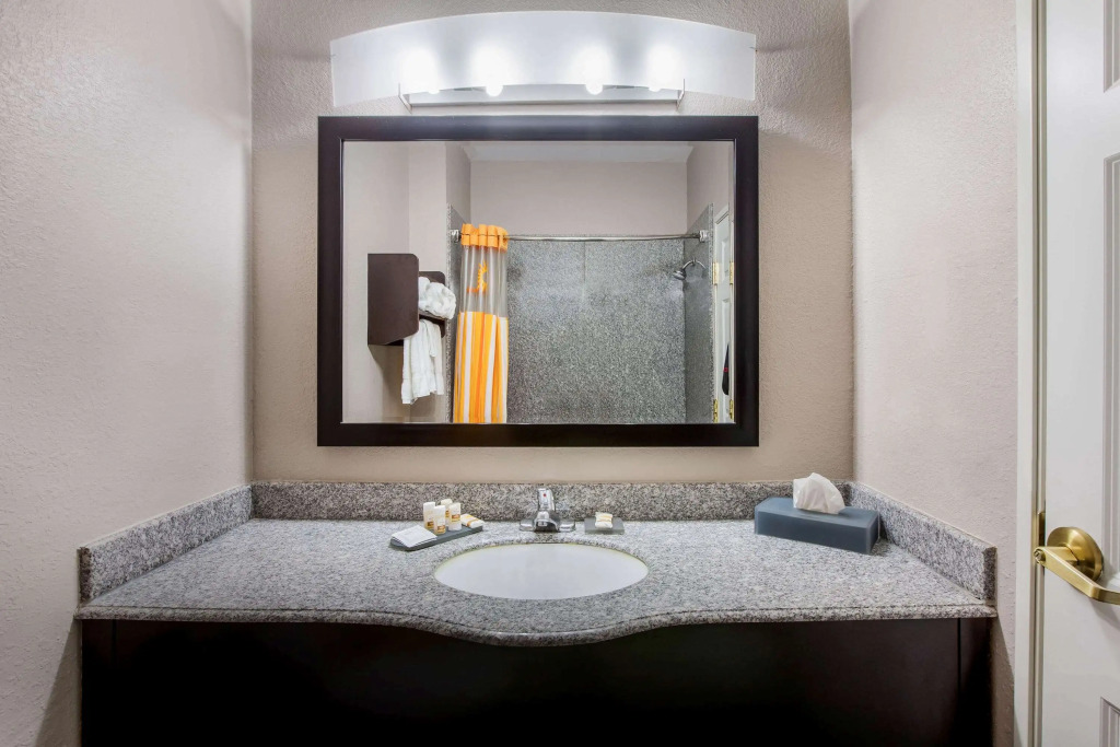 La Quinta Inn & Suites by Wyndham Pasadena