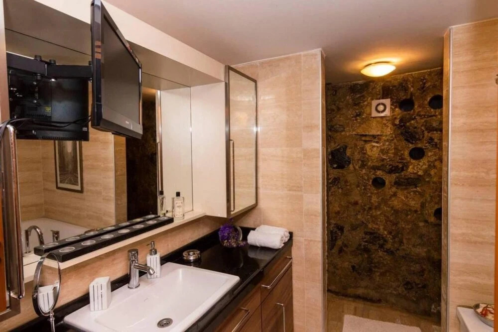 Stylish Home With a Book Collection Near Taksim