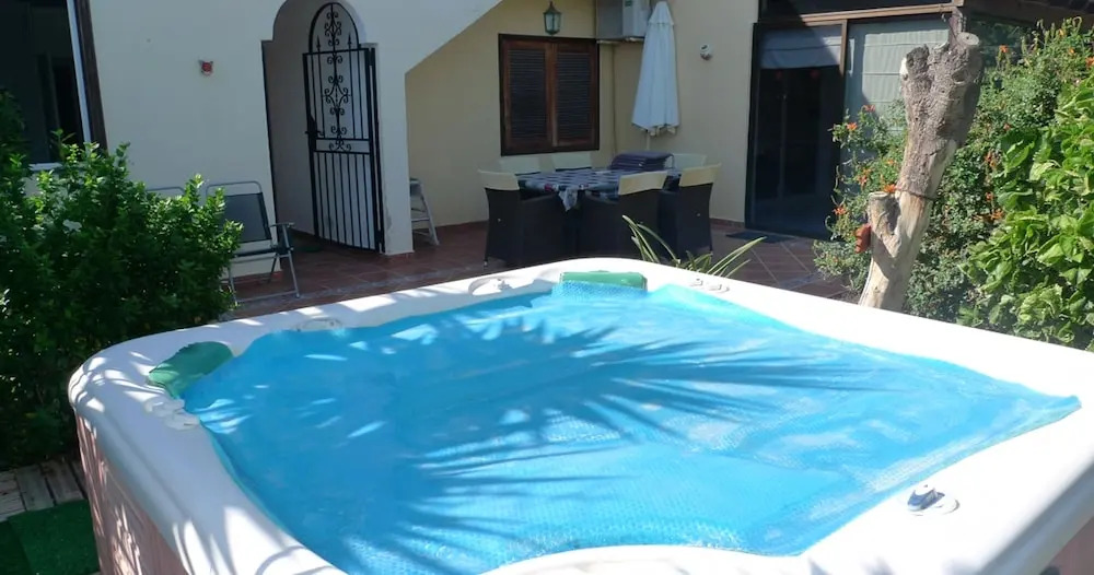 5 Bed Villa Free Wifi 6 Seater Hot Tub & Spectacular Sea, Golf & Mountain Views