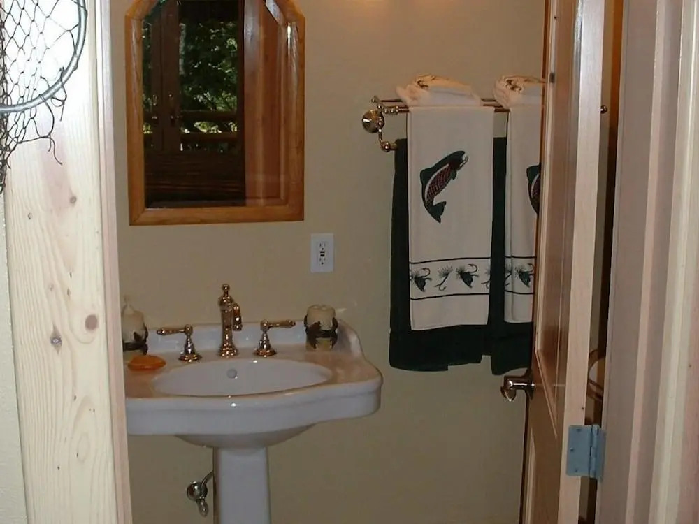 Sandy Salmon Bed & Breakfast Lodge