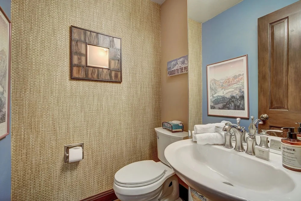 2br Condo In Arrowhead Village - 5 Minute Walk To Chairlift, Mountain Views! 2 Bedroom Condo by RedAwning