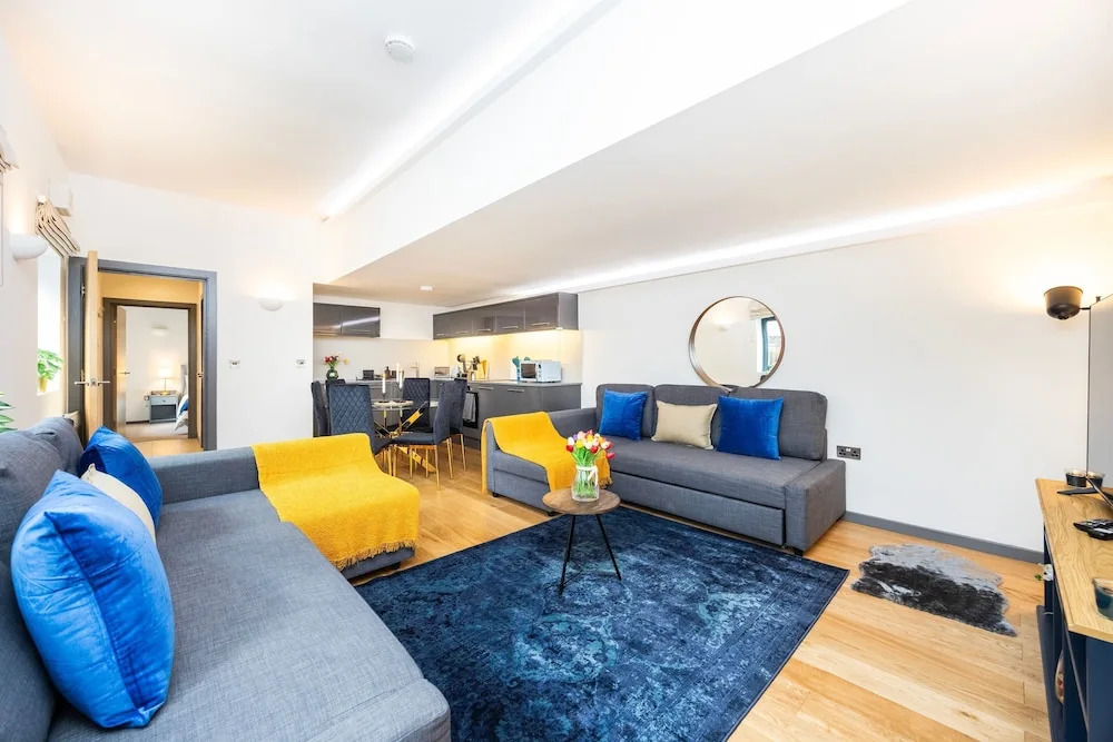 2 Bed 2 Bath Deluxe Flat in Kensington