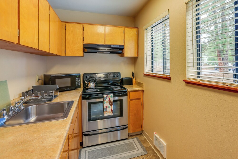 Sunriver Vacation Rental w/ Community Hot Tub!