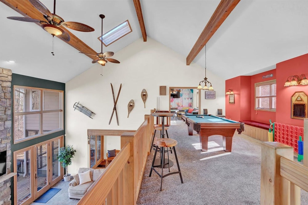 Mins2 Jfbb Split Rock With Hot Tub and Game Room