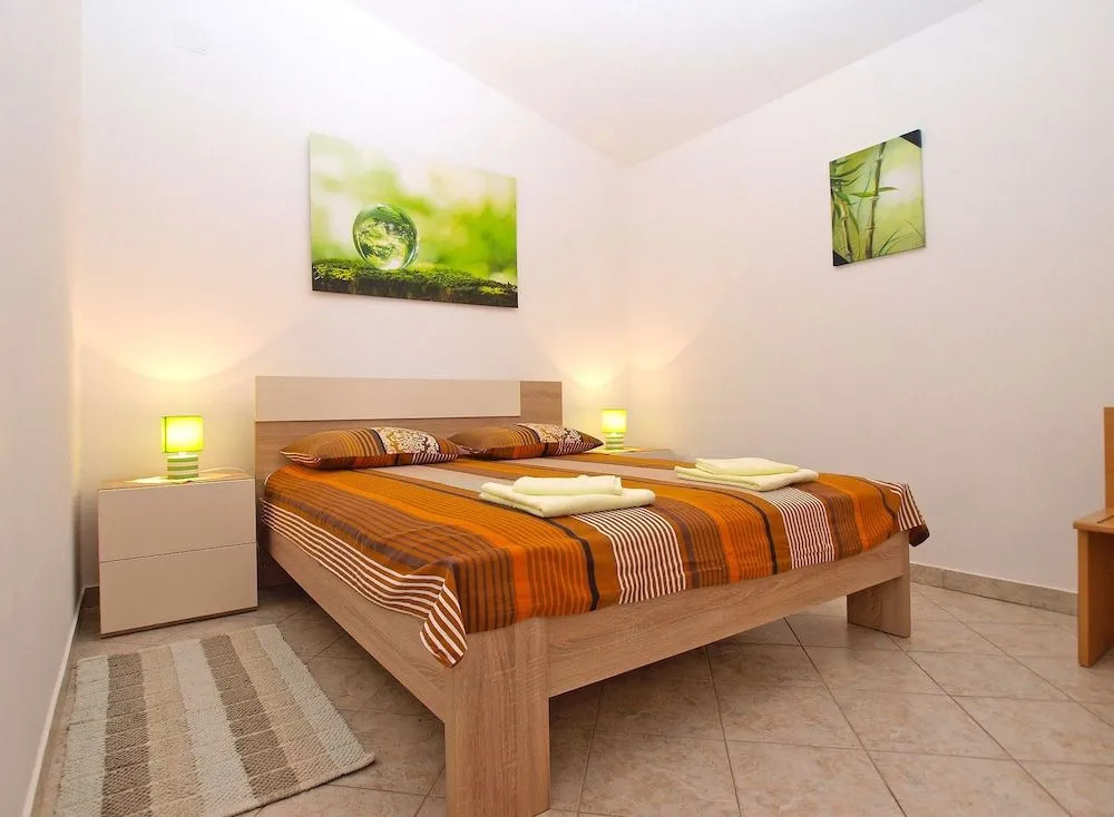 Apartment 893