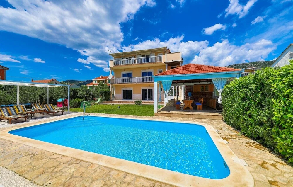 Beautiful Home in Kastel Luksic With Sauna, Wifi and 7 Bedrooms
