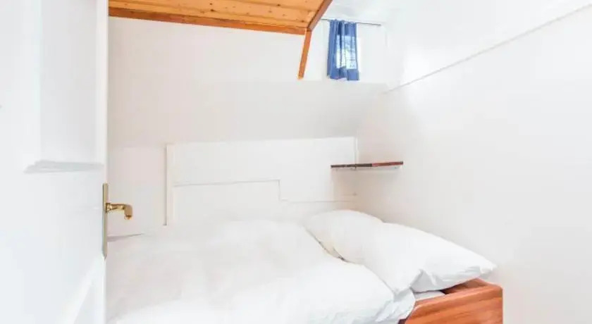 Anna Johanna Houseboat