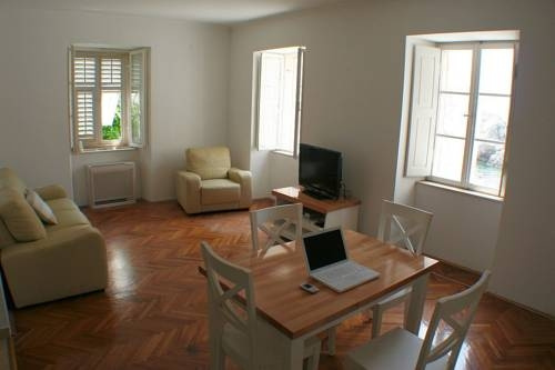 Deluxe Rooms with a terrace view at Old City Gate
