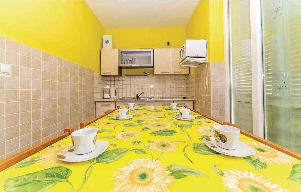 Apartments Stjepan with Balcony, Novalja