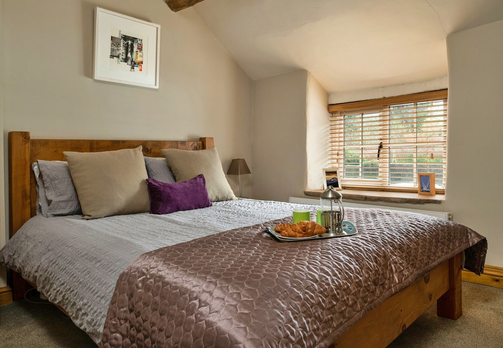 Cozy Cottage in the Heart of Buxton, No Deposit