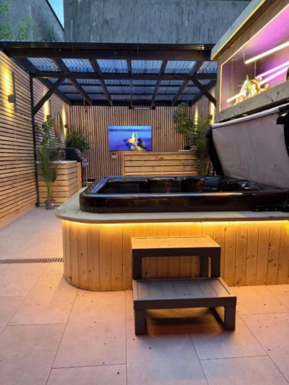 Stylish City Centre Hideaway & Hot Tub