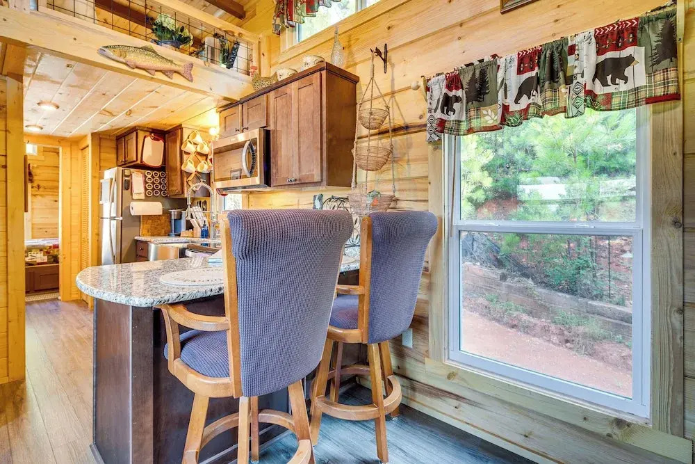 7 Mi to Lake Lure: Mill Spring Cabin w/ Hot Tub