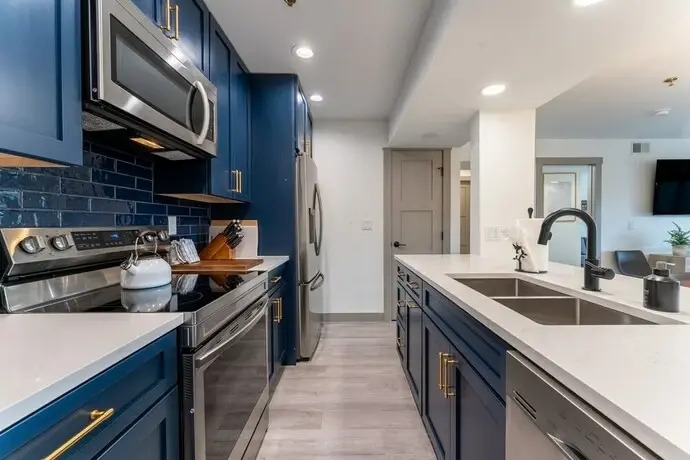 Lake Forest Summit Condo: Great Penthouse Views
