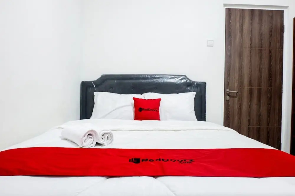 RedDoorz near Ahmad Yani Airport 2