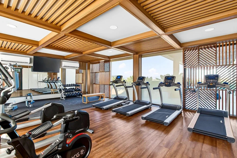 Modern Condo With Rooftop Pool, Balcony, gas Grill & gym Access