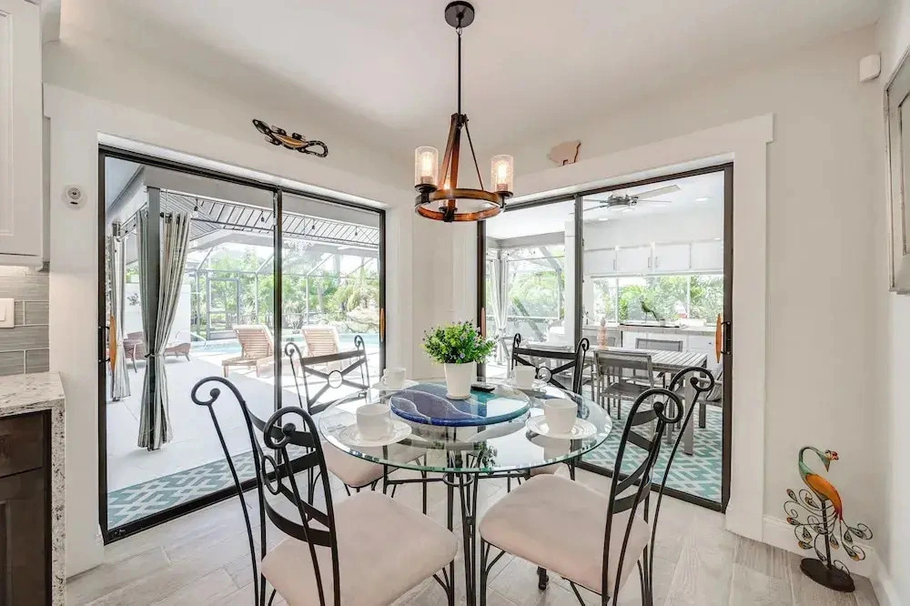 Saltwater Pool & Dock: Canal-front Cape Coral Home