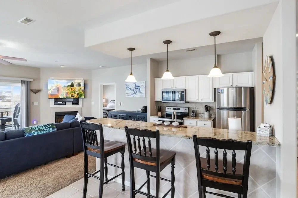 Serene Lake View and Easy Access to Local Delights