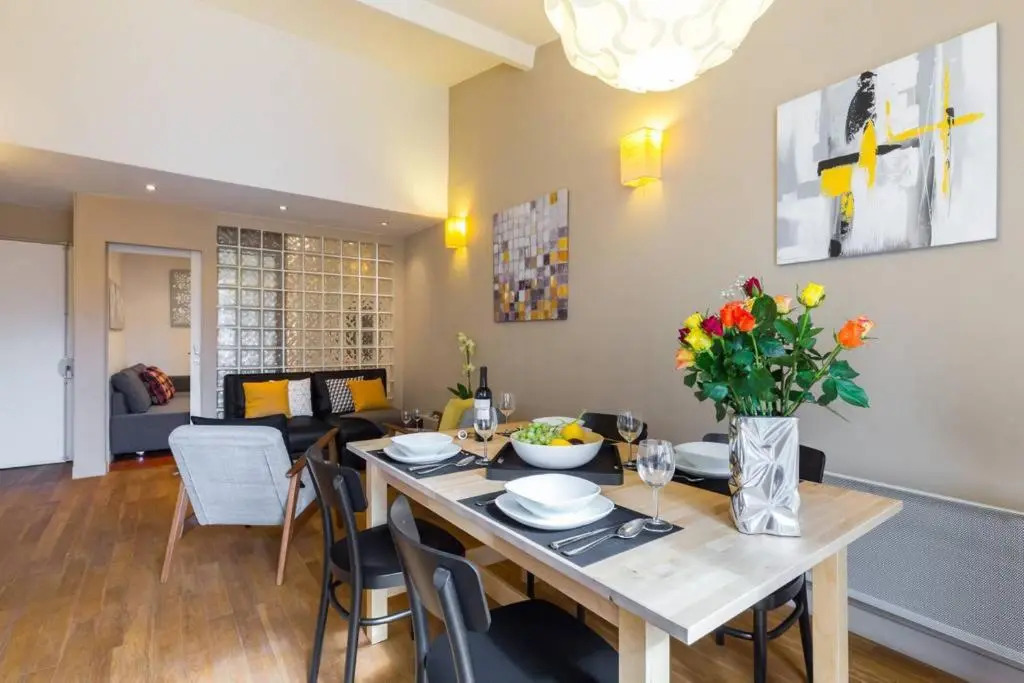 ★ Quiet Old Town Apt with AC, 5min Walk to Beach ★