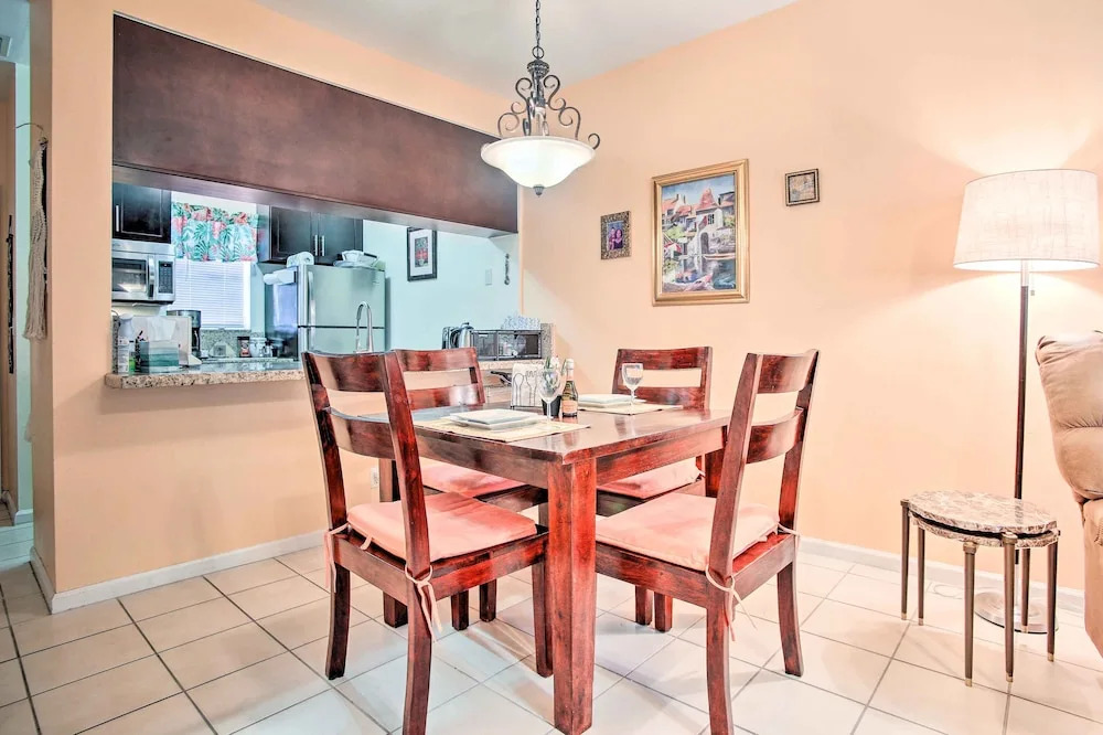 Idyllic Apt w/ Pool Access - Walk to Beach!