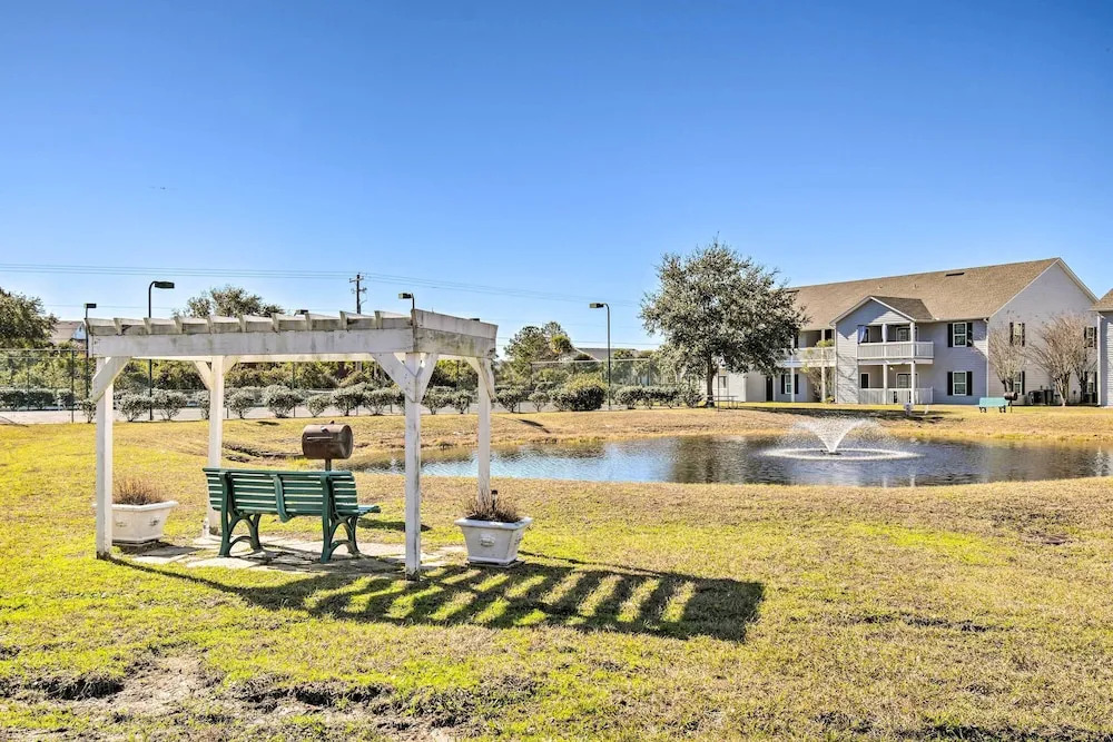 5 Mi to Beach: Gulf Shores Condo w/ Perks!